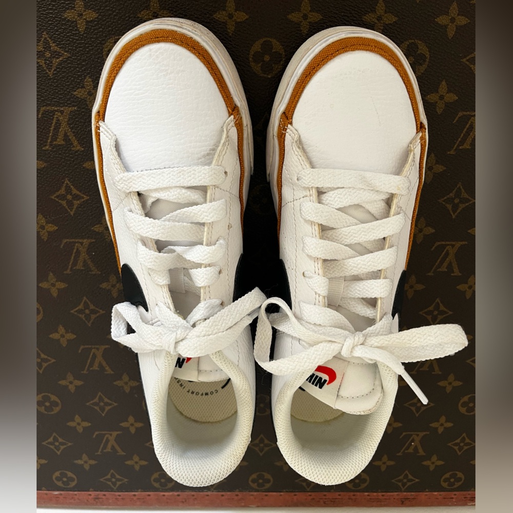 Nike Court Legacy. Leather. White Desert Ochre. Size 7